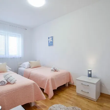 4 Bedroom Gorgeous In Σπίτι διακοπών *