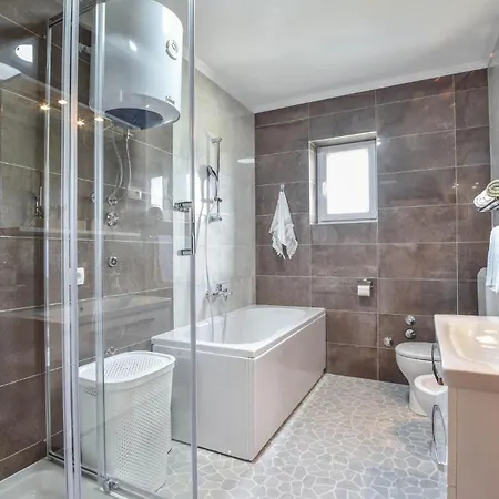 Holiday home In With Outdoor Swimming Pool Hrvace